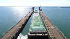 Barcaza paraguaya quedó retenida en la Esclusa de Navegación de la EBY
