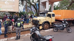 Camión atropelló a un policía en Ciudad del Este - Noticias Paraguay