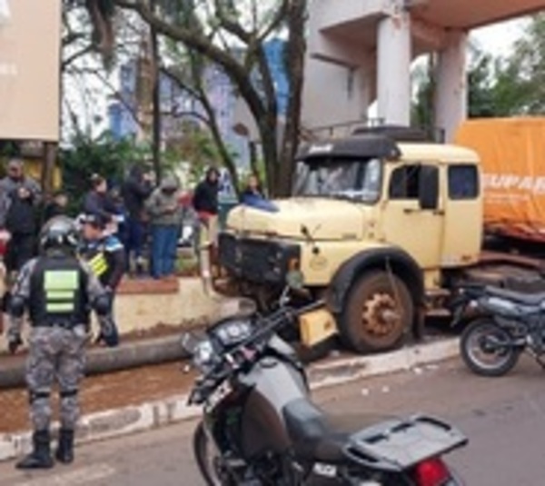 Camión atropelló a un policía en Ciudad del Este - Paraguay.com