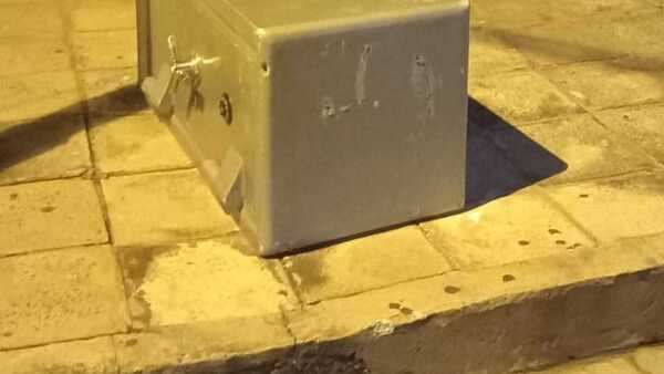 Quisieron robar caja fuerte, pero no pudieron con su peso