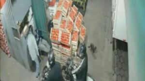 Motochorros entraron hasta el pasillo de Mercado de Abasto para robar