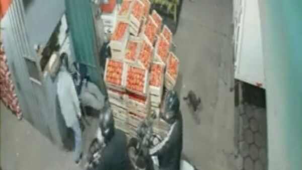 Motochorros entraron hasta el pasillo de Mercado de Abasto para robar