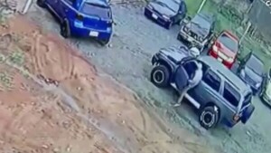 Asaltantes encañonan a dueño de playa de autos y roban dos vehículos - Noticiero Paraguay