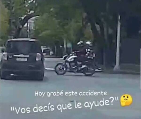 [VIDEO] Grabó justito cuando motoqueiro voló por la arbolada