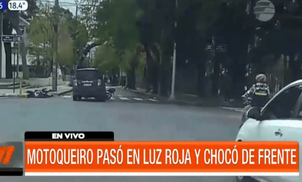Cruzó el semáforo en rojo, chocó y quedó herido | Telefuturo