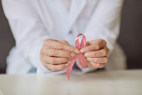 Salud Pública cuenta con nuevos tratamientos para pacientes con cáncer de mama y de pulmón