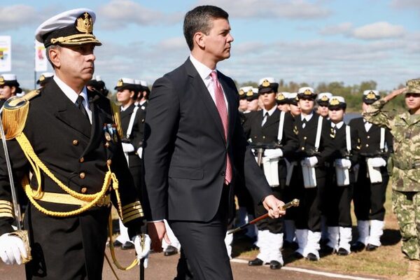 Diario HOY | Celebran Día de la Armada con presencia del presidente
