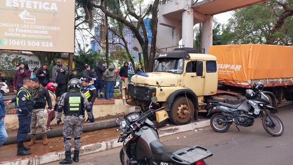 CDE: Agente Lince queda herido en un choque y el conductor huye