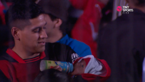 Versus / Hincha de Colón de Santa Fe captado dándole biberón a su hijo en las gradas fue nominado al 'The Best'