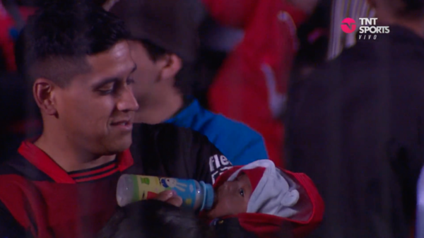 Versus / Hincha de Colón de Santa Fe captado dándole biberón a su hijo en las gradas fue nominado al 'The Best'