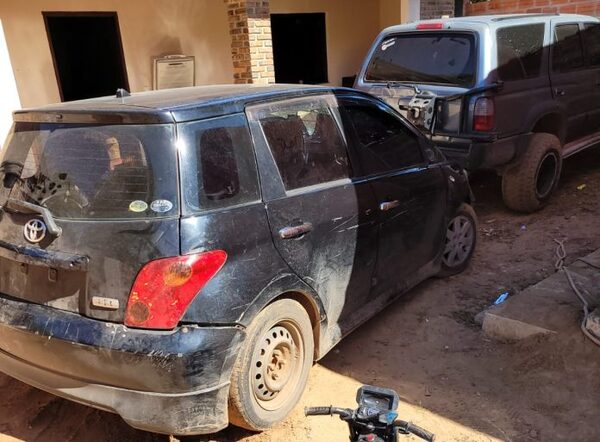 Recuperan dos vehículos robados y detienen a cuatro personas tras allanamientos