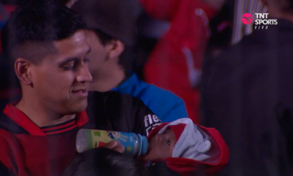 Hincha de Colón de Santa Fe captado dándole biberón a su hijo en las gradas fue nominado al ‘The Best’