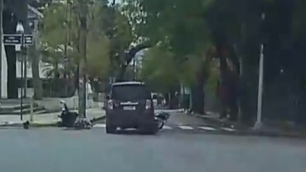 Cruce del semáforo en rojo causa dos accidentes, uno de ellos fatal
