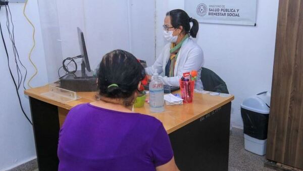 Médicos tienen 12 minutos para atender a cada paciente, según Salud
