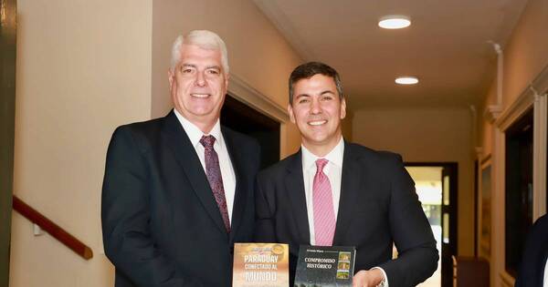 La Nación / Wiens obsequió libros de su autoría a Santiago Peña