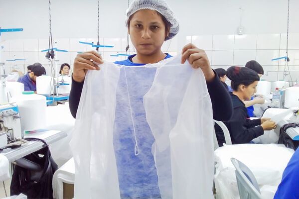 Producción de batas quirúrgicas representa más ingresos para mujeres privadas de libertad - ADN Digital