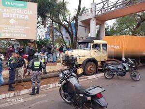 Camión embistió un cartel, que después cayó sobre un policía en centro de CDE – Diario TNPRESS