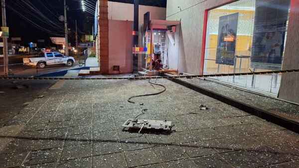 Con explosivos destrozan un cajero automático en Fernando de la Mora