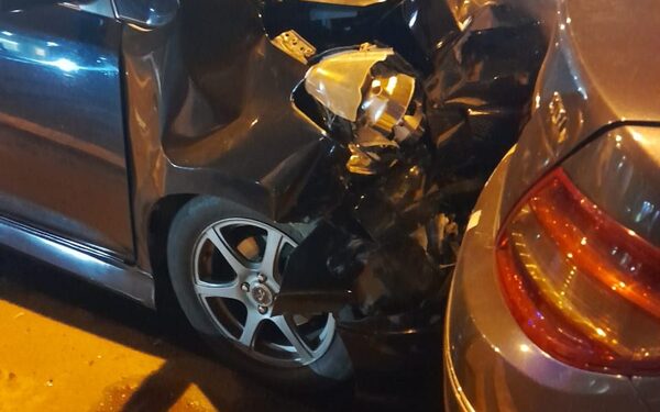 Borracho choca vehículo estacionado