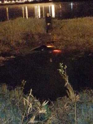MÉDICO CAYÓ AL ARROYO CON SU AUTOMÓVIL EN LA COSTANERA PADRE BOLIK