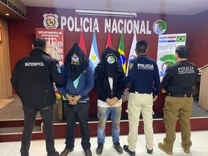 Atrapan en CDE a brasileños buscados en su país por quema del Congreso Nacional - La Clave