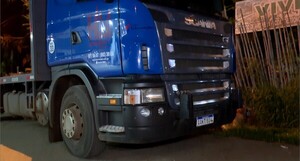 Accidente fatal: Camión arrolla a un hombre que tropezó y cayó al pavimento - trece