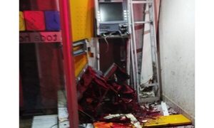 Destruyeron cajero automático para robar dinero pero huyeron porque se entintó