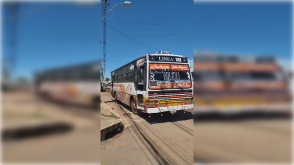 ¿Maniobra imprudente? Mujer cayó del colectivo y chofer quedó apresado
