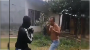 [VIDEO] ¿No quiso pagar la cuota? Se tomó a golpes con el cobrador