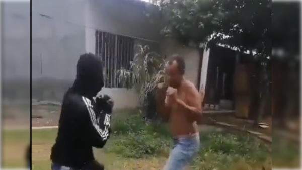 [VIDEO] ¿No quiso pagar la cuota? Se tomó a golpes con el cobrador