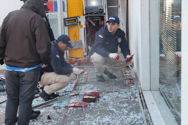 Malevos destrozaron cajero automático, pero rajaron sin llevarse un solo guaraní