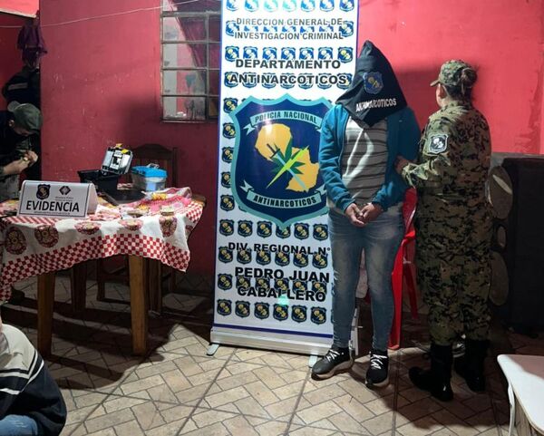 Joven es detenida con pequeñas porciones de droga en el barrio General Genes