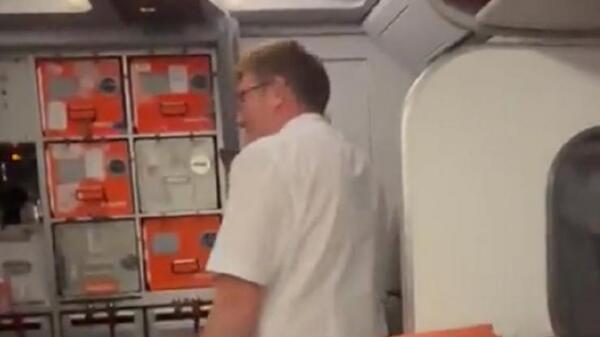 Diario HOY | En pleno vuelo: pareja fue sorprendida teniendo sexo en baño de un avión