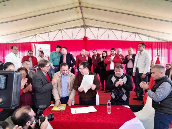 Horacio Cartes, participa en actividades del Partido Colorado en Encarnación