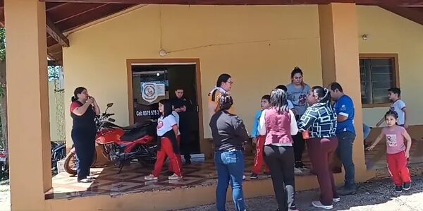 A punta de cuchillo delincuente asalta a docente en aula, frente a sus alumnos del nivel inicial - ABC en el Este - ABC Color