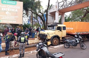 Diario HOY | Camión choca contra cartel publicitario que cae sobre un agente Lince
