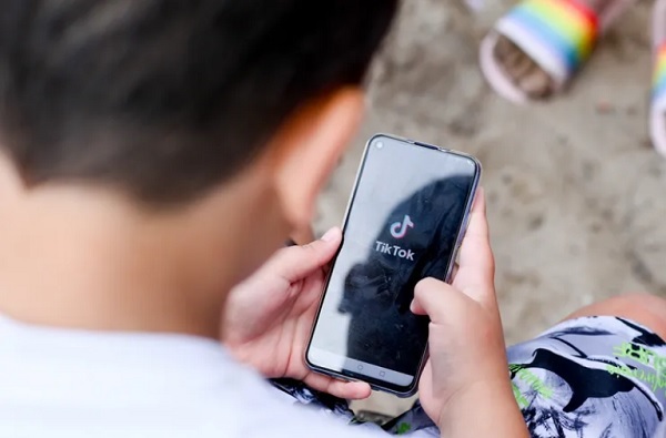 TikTok enfrenta multa millonaria por incumplir normas de protección de datos