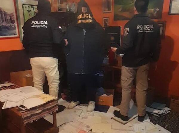 Diario HOY | Detienen a estafador y su esposa: fraguaban documentos para adueñarse de vehículos