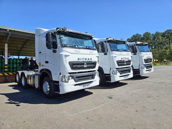 GRUPO TIMBO entregó 3 camiones SITRAK T7H a GAS TOTAL