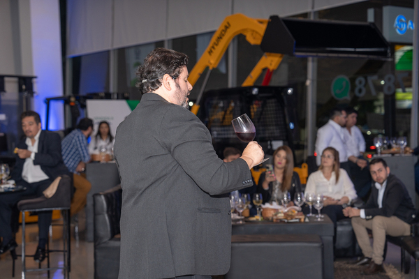 AUTOMOTOR realizó una cata de vinos para sus clientes