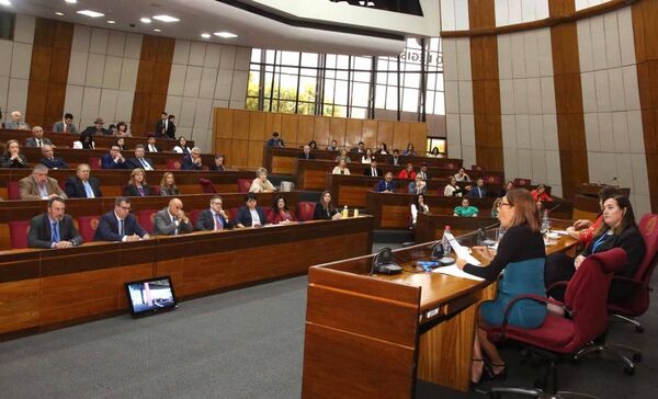 Riesgos y Desafíos de los Poderes Políticos fueron expuestos en Panel IV