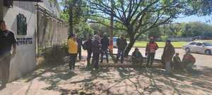 CON SENTATA POBLADORES DEL BARRIO ITA PASO RECLAMAN FRENTE A LA EBY LOS CORTES DE ENERGÍA