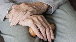 Alerta estafa: falsos gestores buscan cobrar pensiones de adultos mayores