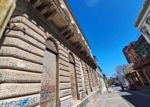 Calle Palma empieza a brillar con sus primeros 100 metros libres de cable