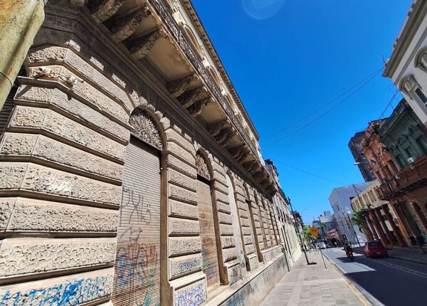 Calle Palma empieza a brillar con sus primeros 100 metros libres de cable