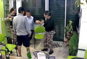 [VIDEO] Dos guardiacárceles fueron pilladas farreando con presos ndaje
