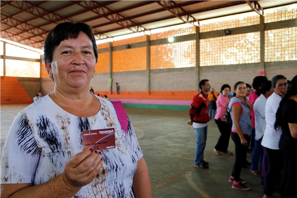 En San Pedro, Peña participó del acto de entrega de tarjetas del programa Tekoporã Mbarete