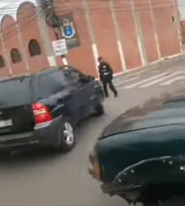 Identifican a supuesto planillero que casi atropelló a un agente de tránsito - San Lorenzo Hoy