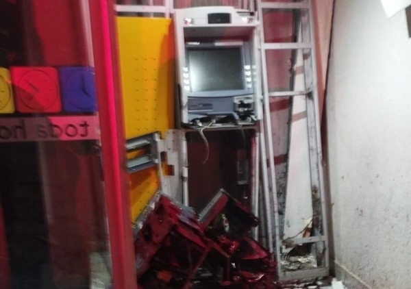 Diario HOY | Cajero tenía unos G. 200 millones, video muestra detonación