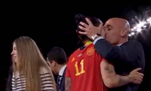 El juez prohíbe a Rubiales acercarse a Hermoso y la crisis se agrava en el fútbol español